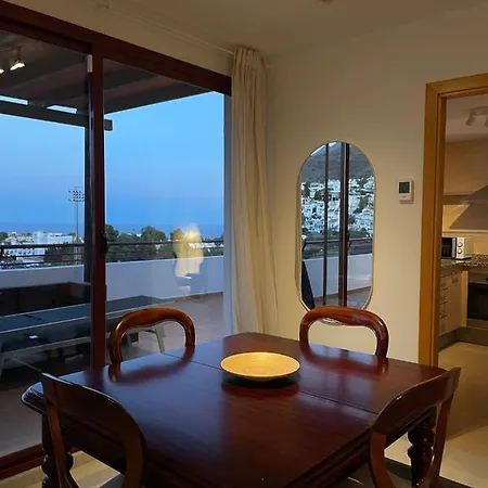 Panoramic Penthouse דירה